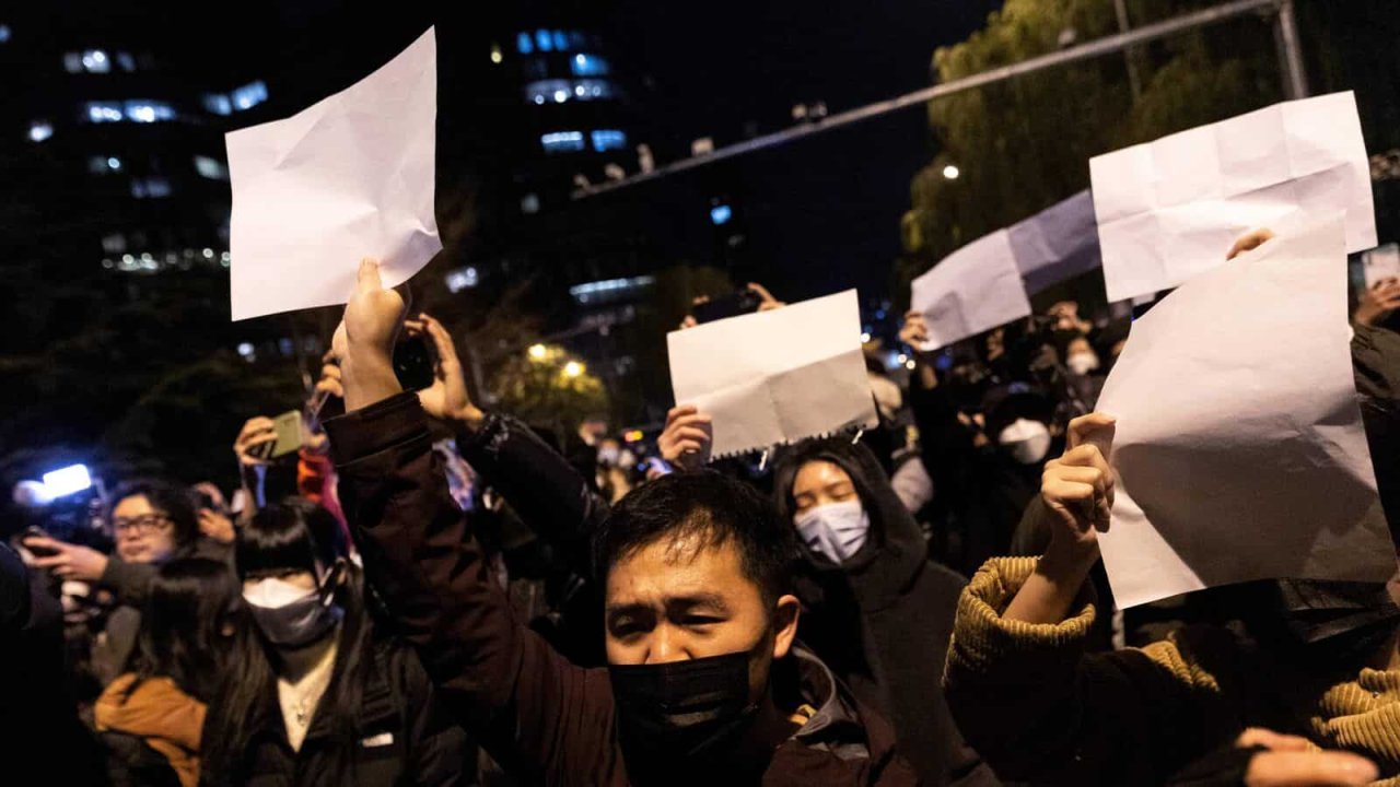 Protestoların ardından Pekin, düşük riskli Covid hastaları için evde karantinaya izin veriyor