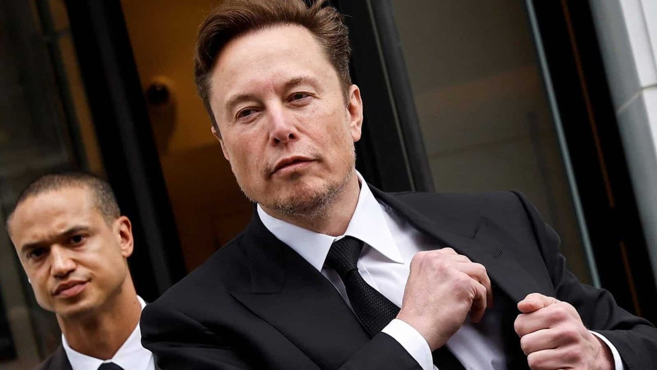Elon Musk mavi tik konusunda vitesi geri taktı